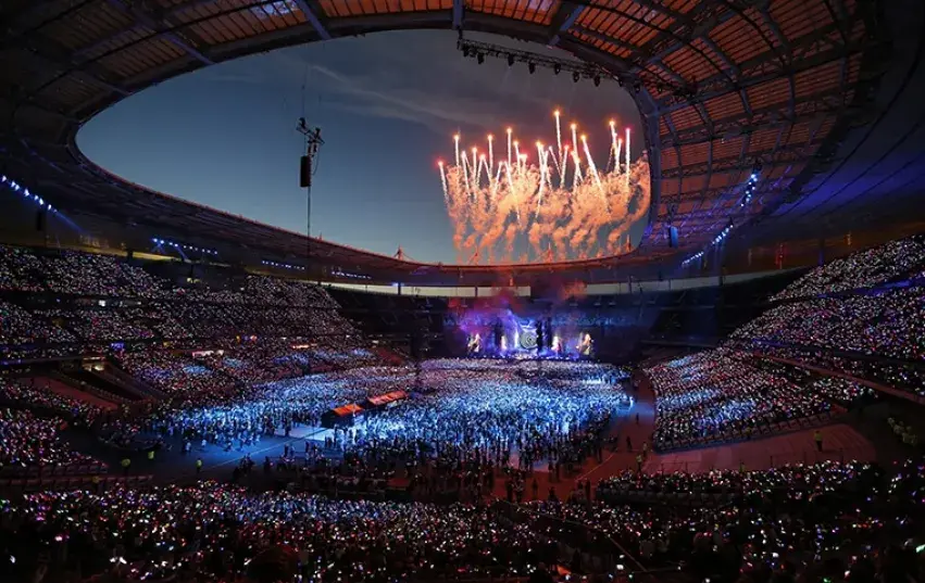 photo du stade de france de nuit avec fusées