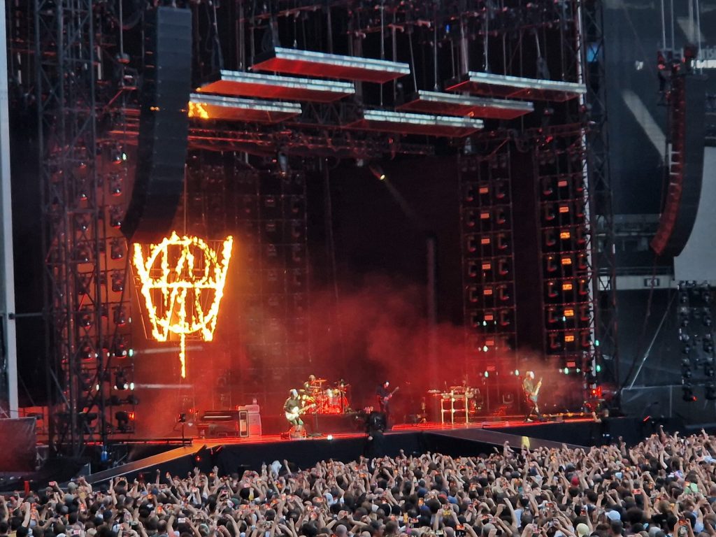 photo de la scene du stade de france pendant un concert